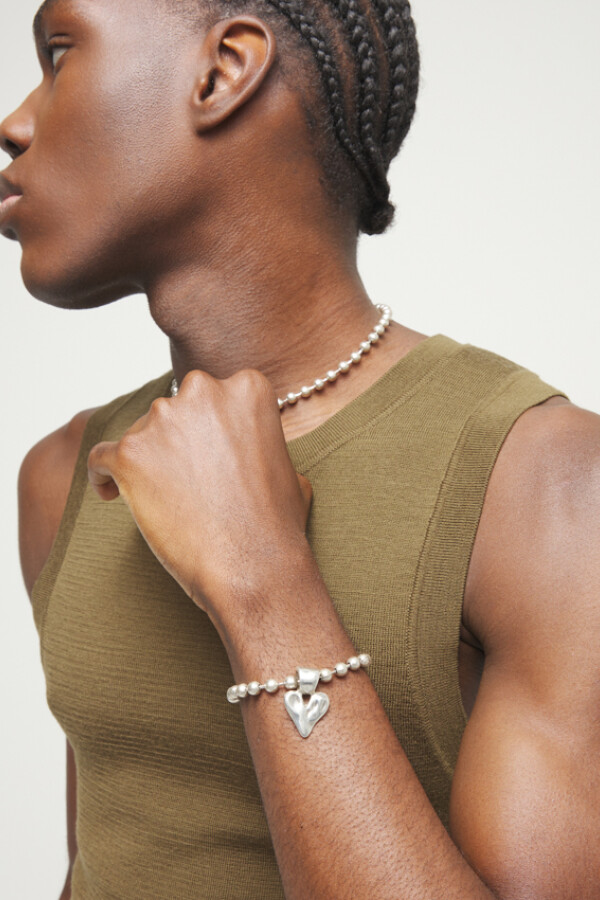 PULSERA DE BOLAS DE ALEACIÓN DE METALES BAÑADA EN PLATA DE LEY CON DETALLE DE CORAZÓN Pulsera