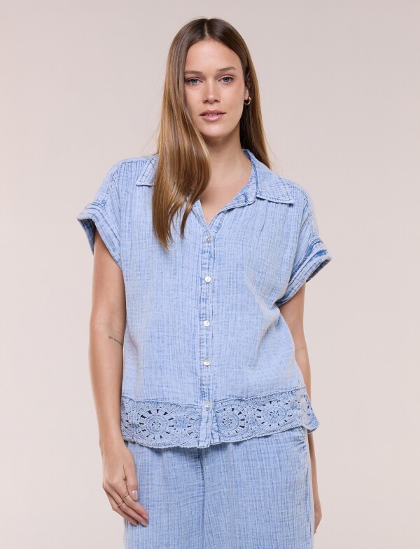 Blusa Textura Denim Detalle Crochet JEAN CLARO