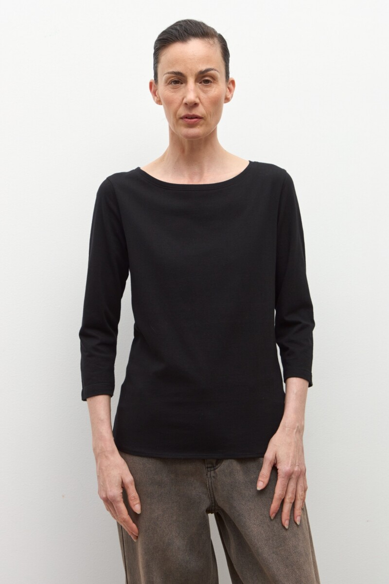 Remera escote bote negro
