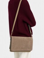 Bolso Bandolera Con Solapa Y Detalles De Piel taupe