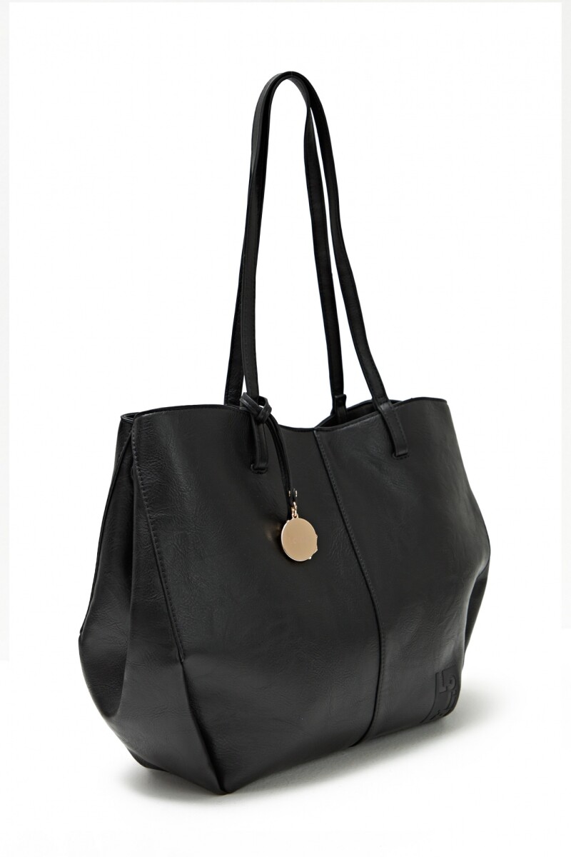 Cartera tote con dijes metálicos negro