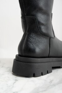 Bota Cuero Negro