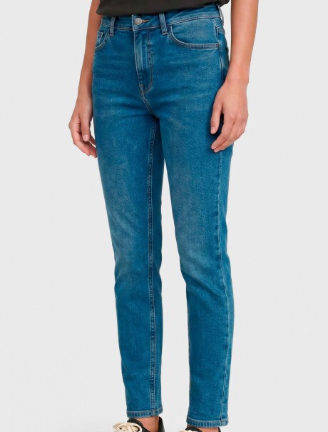 PANTALÓN DE JEAN MODELO SKINNY AZUL
