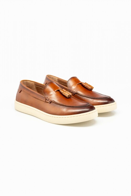 Mocasín cuero con pompón Mocasín cuero con pompón