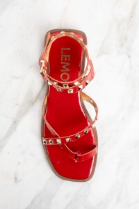 Sandalia Charol Tachas Rojo