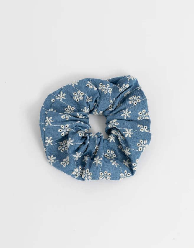 Skunzies De denim Maxi Scrunchie Bordada - Azul Celeste