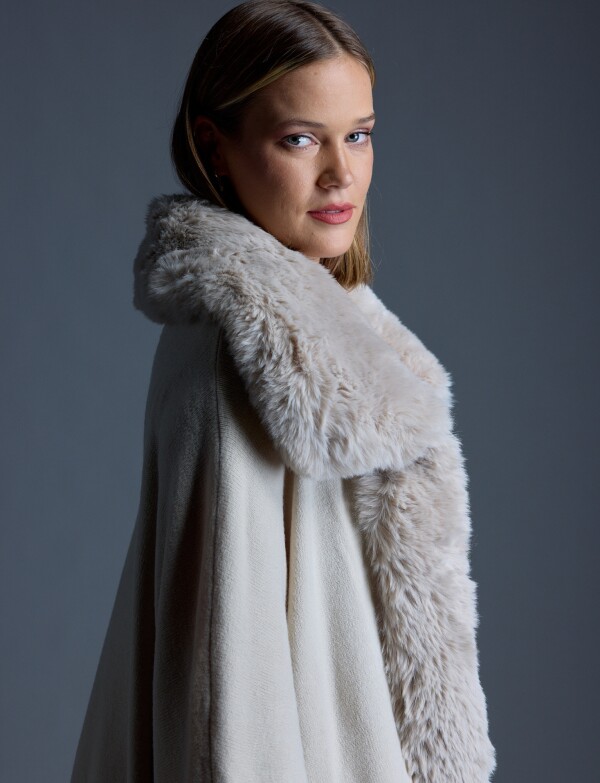 Ruana Aplique Simil Piel BEIGE