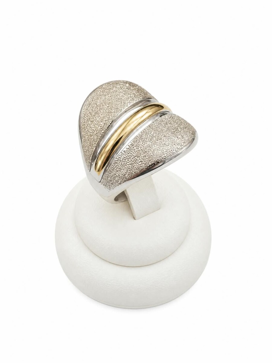 Anillo arenado en plata y oro 