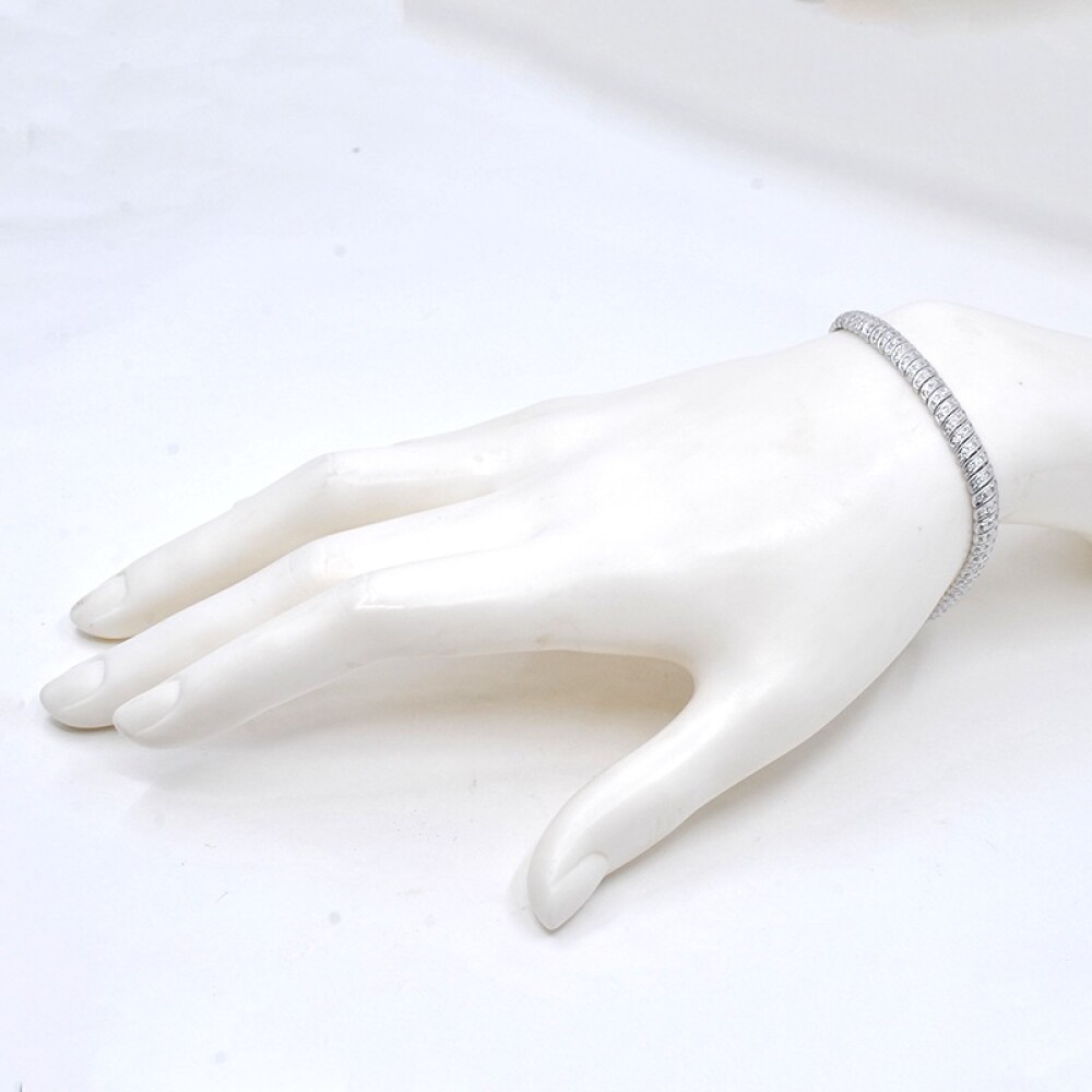Pulsera en oro 18k blanco con brillantres. Largo 18.5 cm aproximadamente Pulsera en oro 18k blanco con brillantres. Largo 18.5 cm aproximadamente