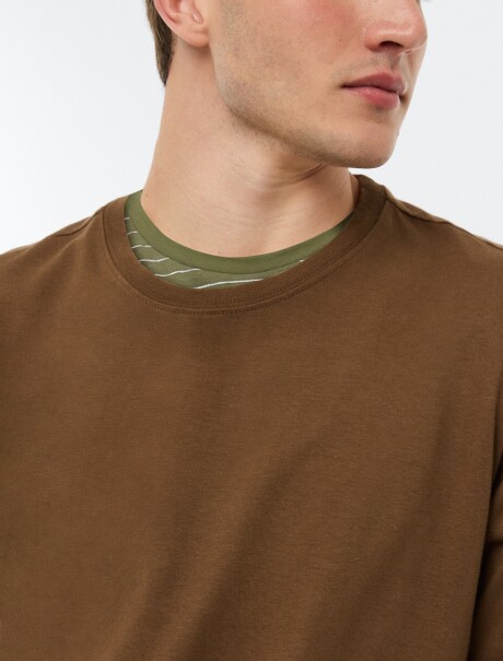 CAMISETA MANGA LARGA MARRÓN