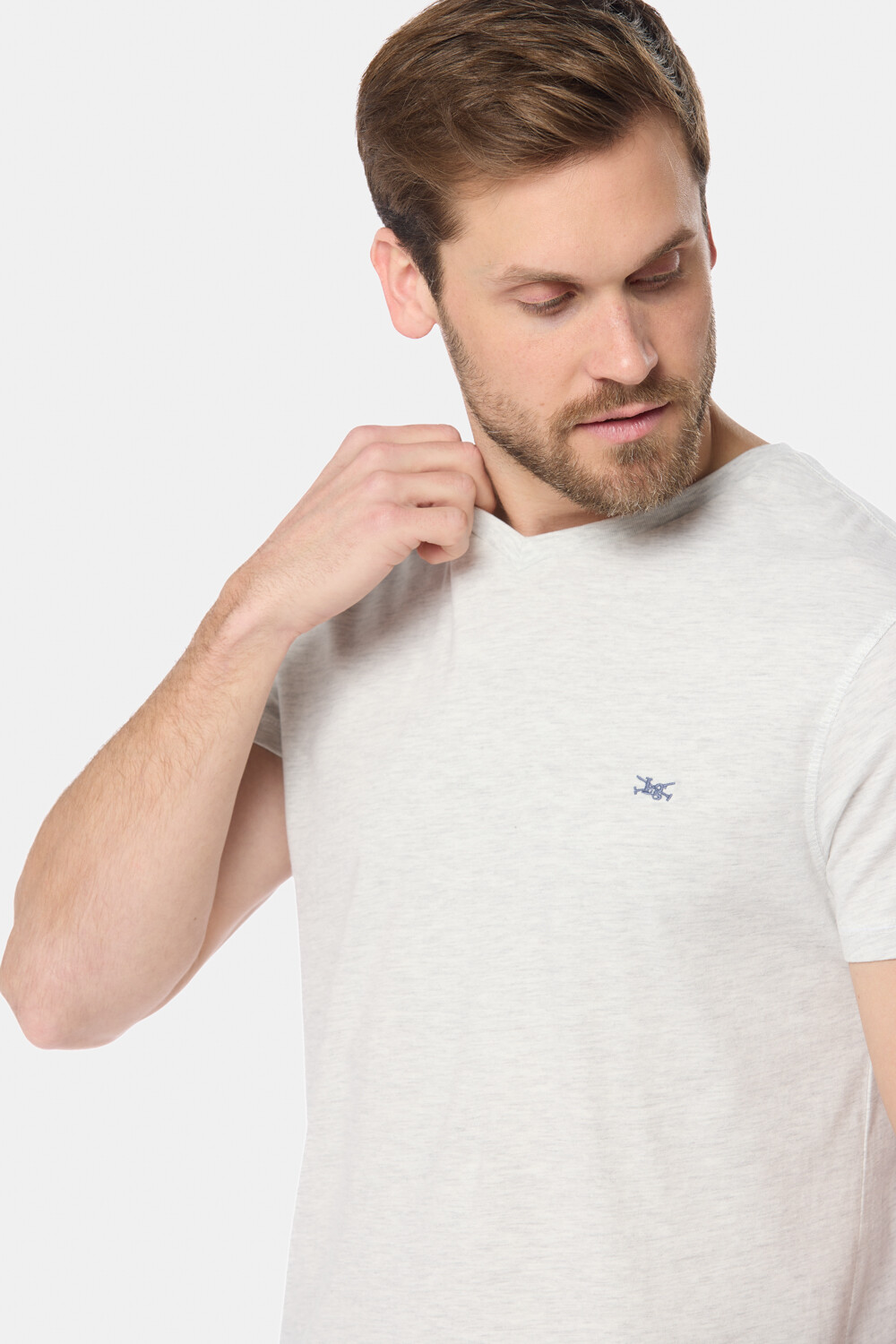 REMERA LISA ESCOTE V Gris
