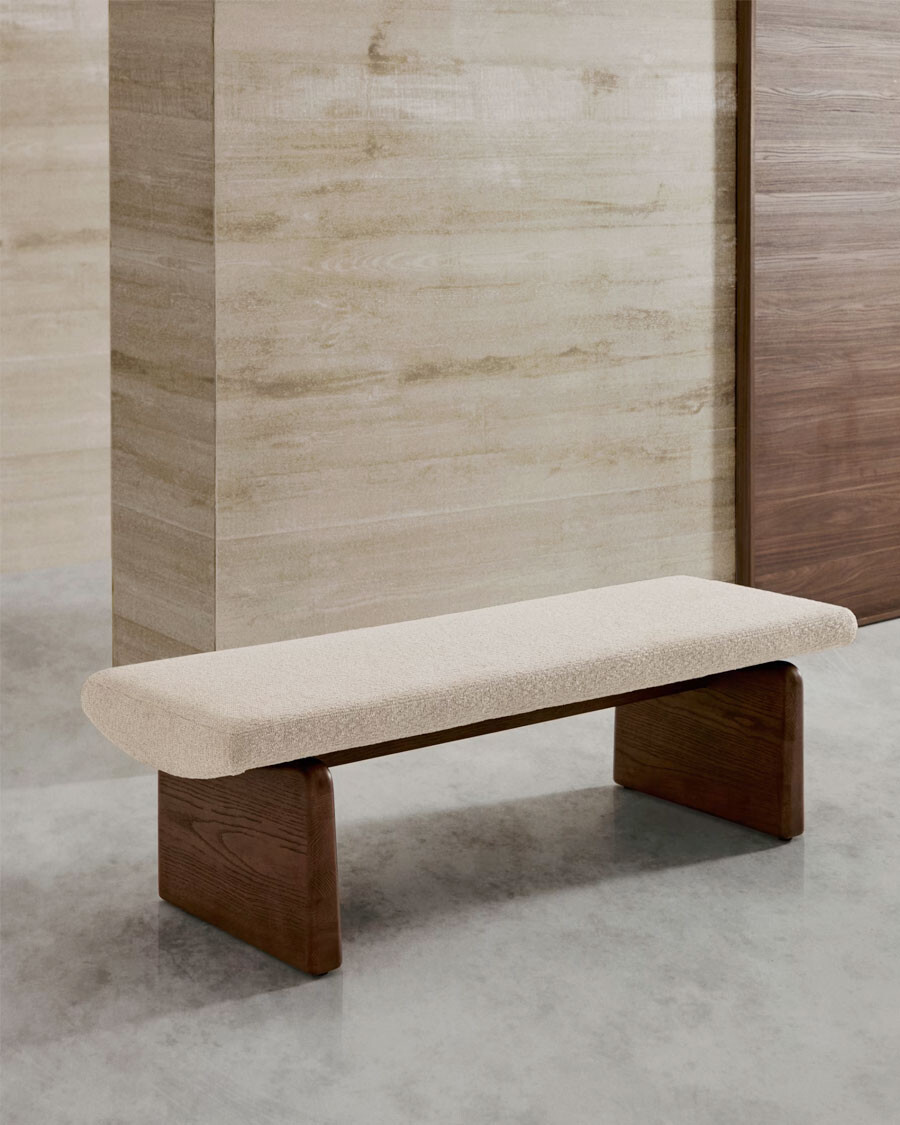 Banco Topaz de chenilla beige y madera maciza de fresno con acabado nogal 150cm FSC 100%