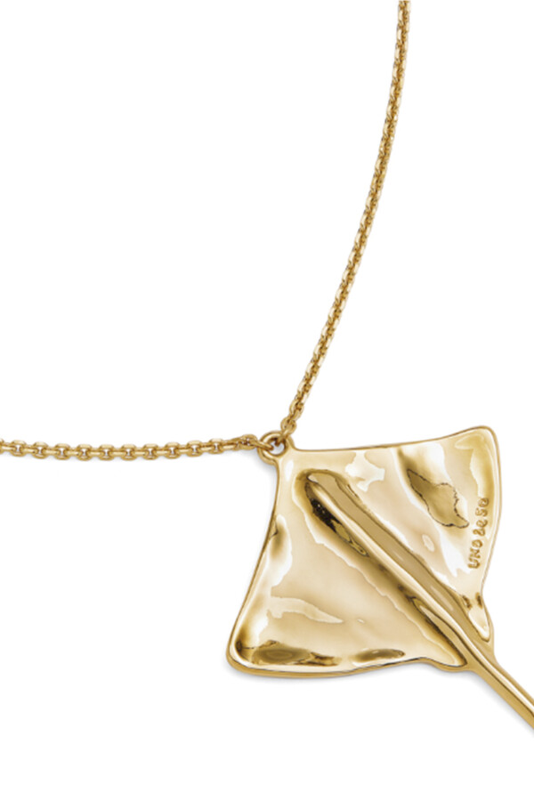 COLGANTE DE CADENA LARGA DE ALEACIÓN DE METALES BAÑADA EN ORO 18K CON MANTARRAYA Colgante
