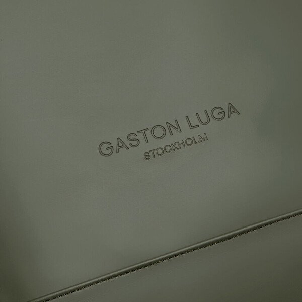 Mochila Gaston Luga Rullen C/Roll-top Notebook Laptop 16" Color Verde Oliva