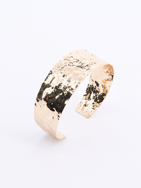 BRAZALETE MARTILLADO DORADO