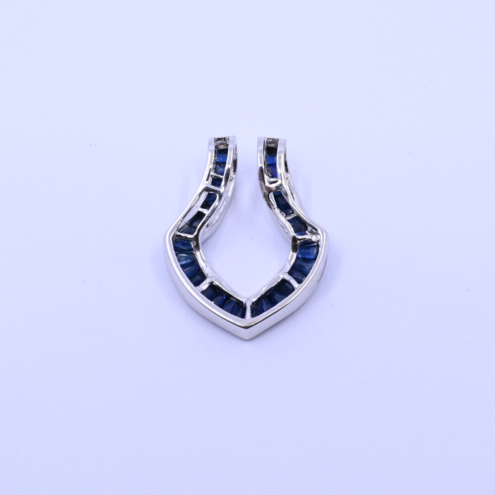 Dije oro 18k blanco con zafiros azules. Dije oro 18k blanco con zafiros azules.