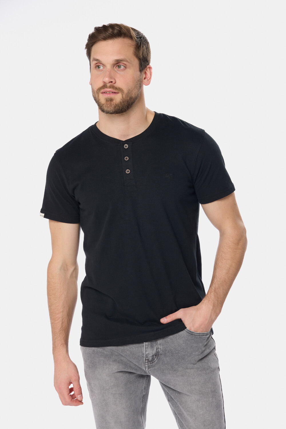 REMERA LISA CON BOTONES Negro