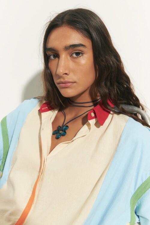 Collar cordón dije flor acrílico azul