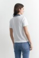 Remera cuello polo con cierre blanco