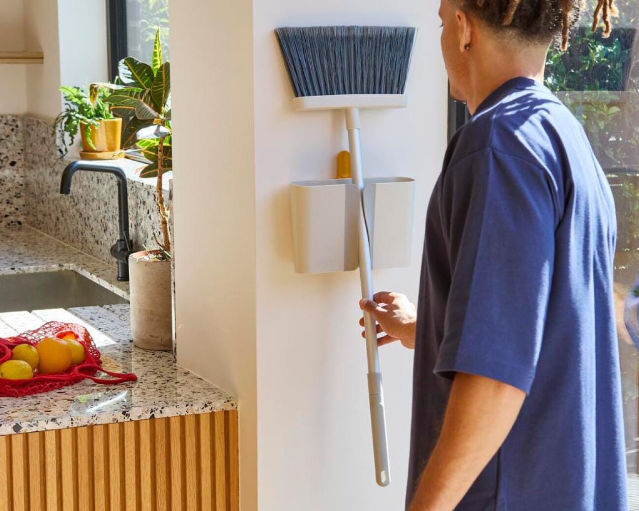 Escoba CleanTech™ con Soporte Mural – Mango Telescópico Joseph Joseph Escoba CleanTech™ con Soporte Mural – Mango Telescópico Joseph Joseph