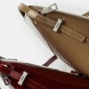 Bandolera Dyna En Efecto Cuero Charol Taupe