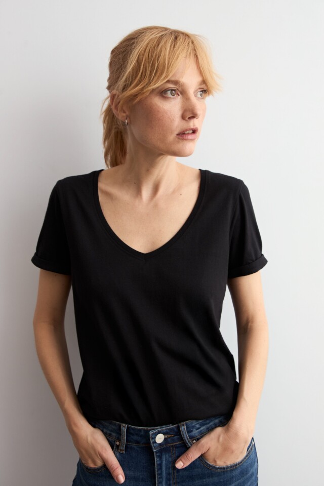 Remera escote en V negro