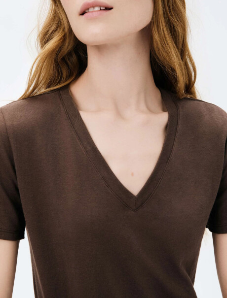 CAMISETA BÁSICA CUELLO EN V MARRÓN