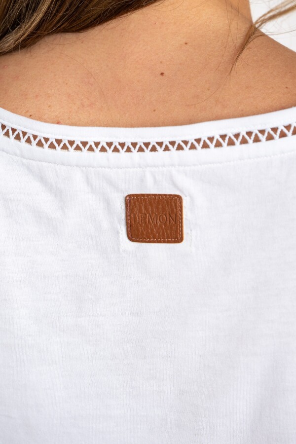 Remera Escote V Puntilla Blanco