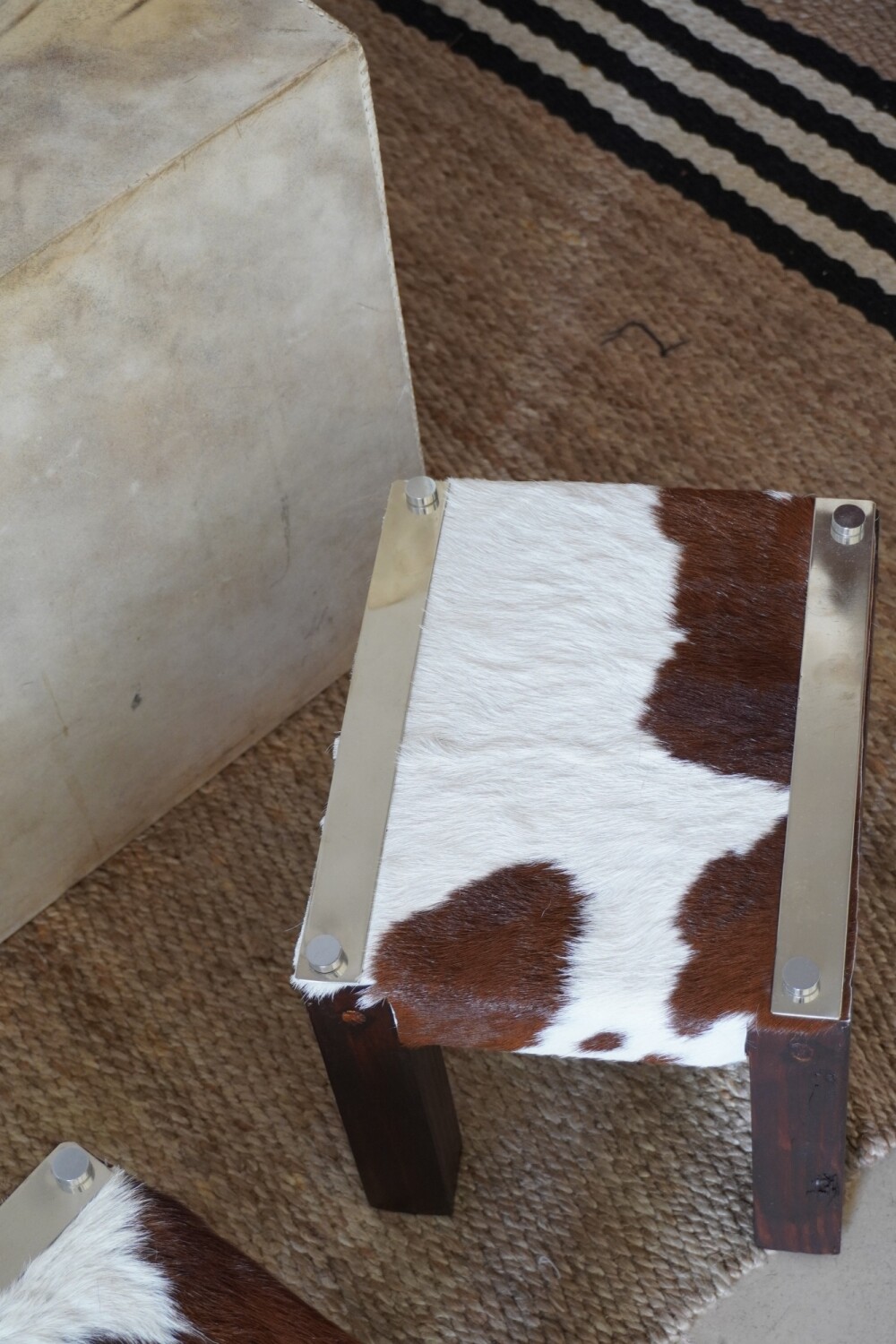 Petit Stool Cowhide claro