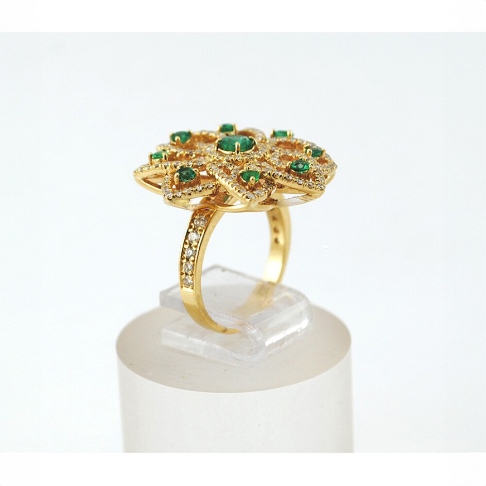 Anillo moderno, oro amarillo 18K , diamantes y esmeralda. Anillo moderno, oro amarillo 18K , diamantes y esmeralda.