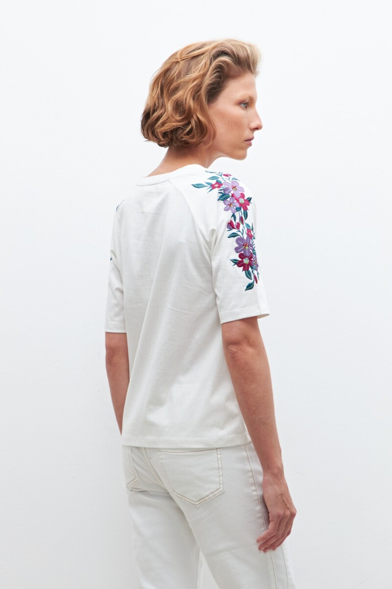 Remera con bordado floral crudo