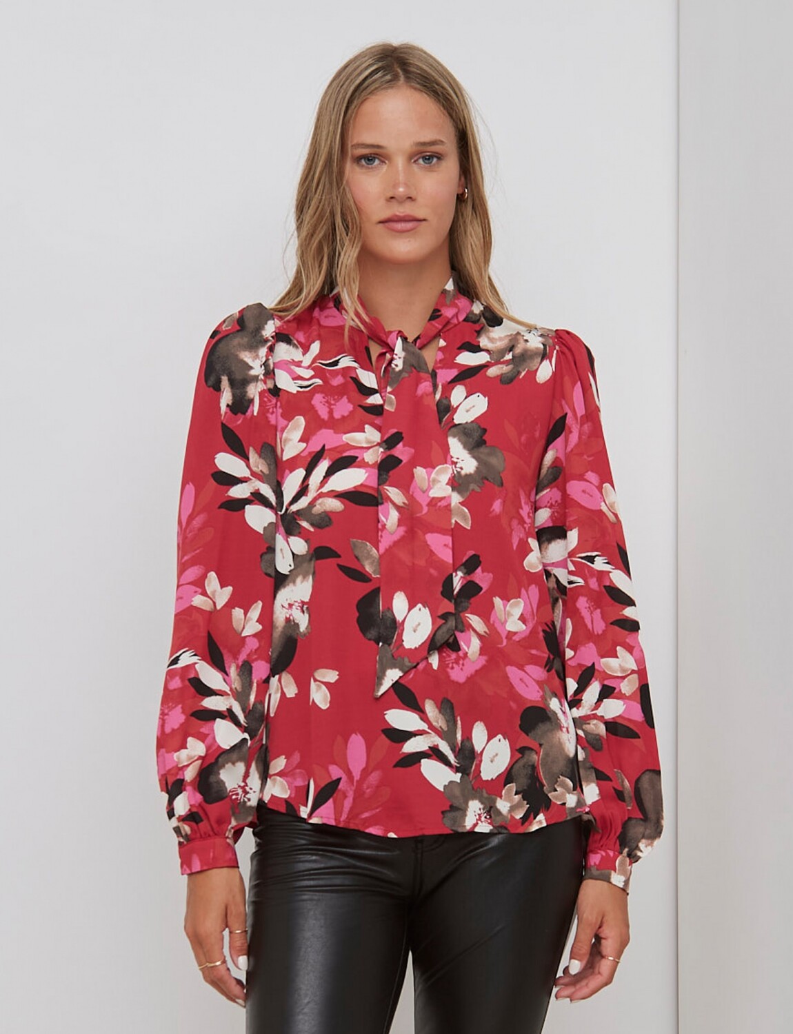 blusa roja con flores