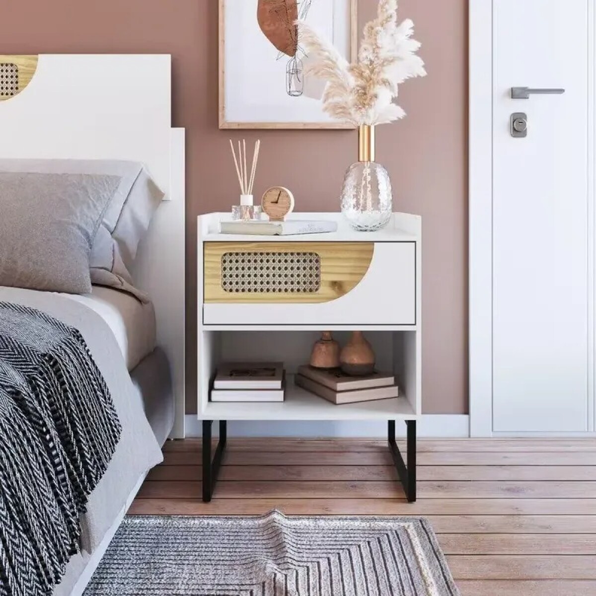 Mesa de luz con 1 cajón con detalle en madera y rattan. 