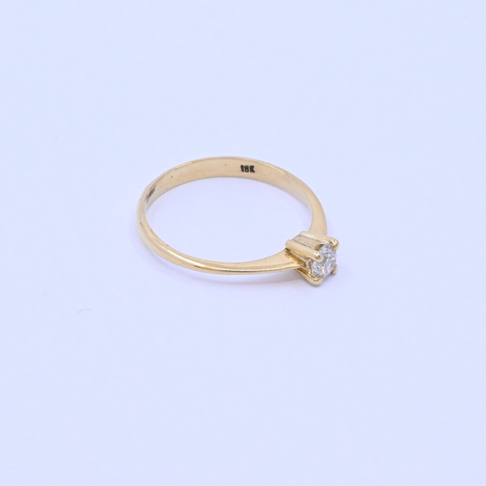 Anillo solitario oro 18k amarillo y brillante engarce 4 puntas. Anillo solitario oro 18k amarillo y brillante engarce 4 puntas.