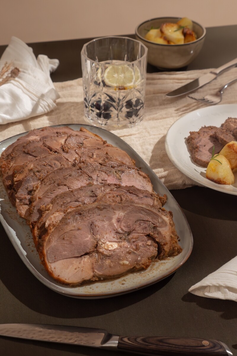 Pernil de Cordero fileteado a las hierbas 