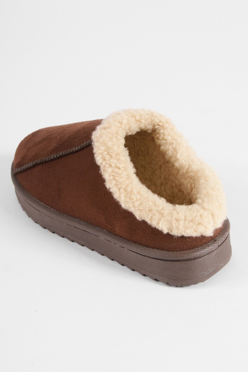 Pantufla mocasín corderito marrón