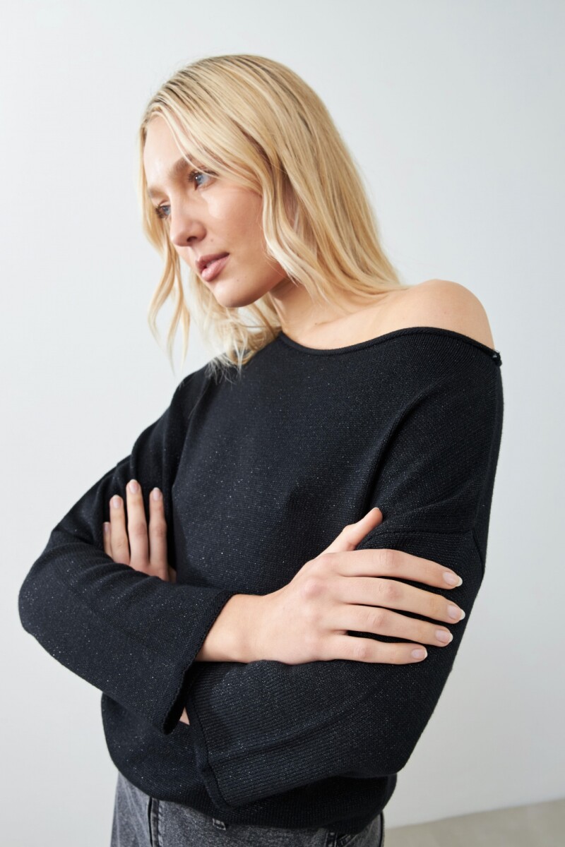 Sweater escote asimétrico negro