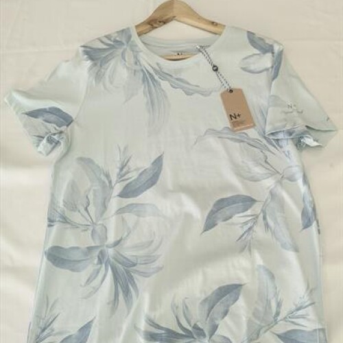Remera Hom.M/C Alg.Estam.Hojas N+ Celeste