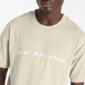 Remera New Balance de Hombre -Reimagined Graphic- MT51506OVN OLIVINE