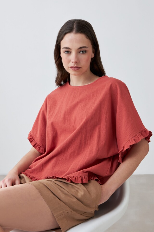Blusa con volados lacre