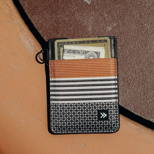 Billetera Thread Vertical Wallet - Negro Billetera Thread Vertical Wallet - Negro