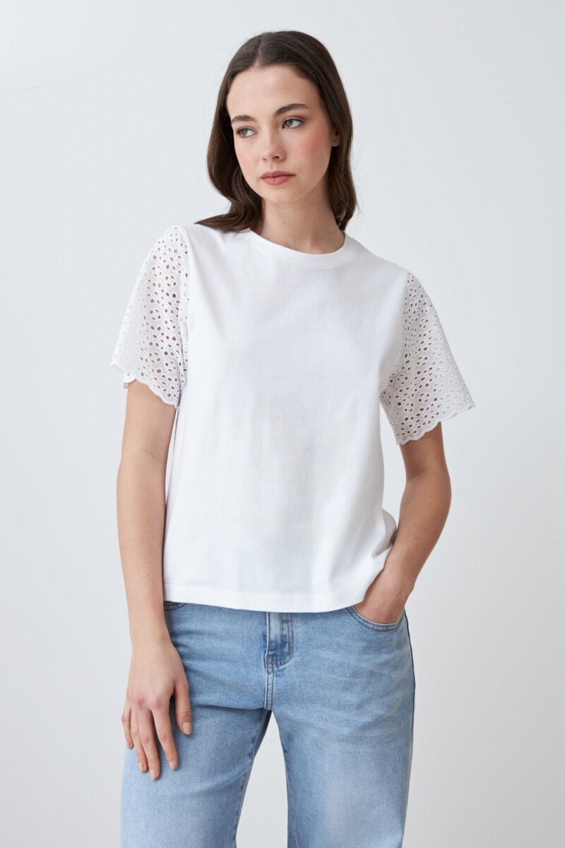 Remera con broderie blanco