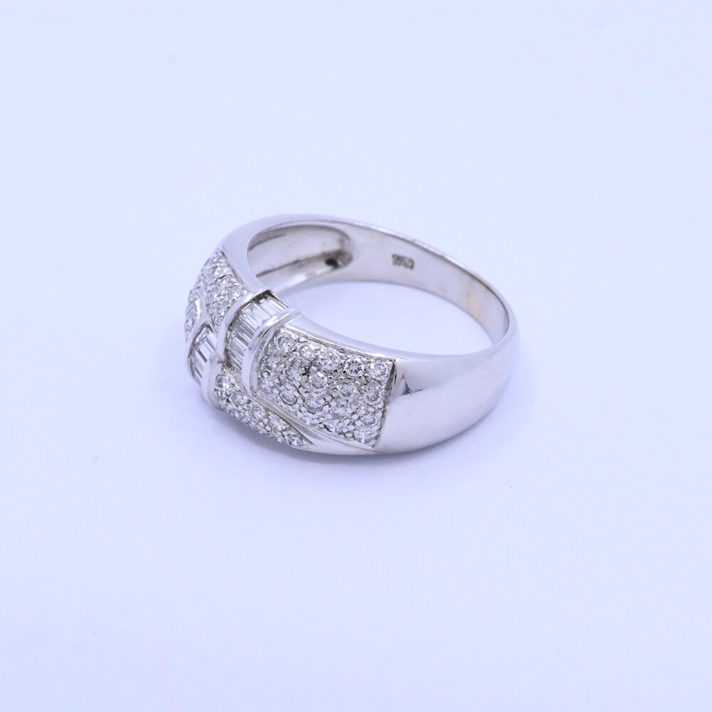 Anillo oro 18k blanco con brillantes baguette y redondos. Anillo oro 18k blanco con brillantes baguette y redondos.