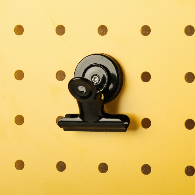 Clip magnético metálico multiuso para panel perforado pegboard Negro