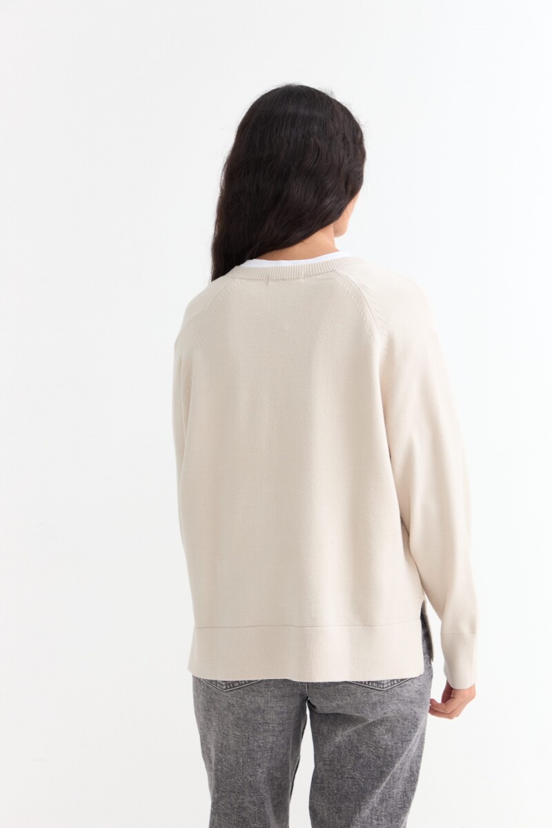 Sweater con cuello abierto y tajos laterales CRUDO