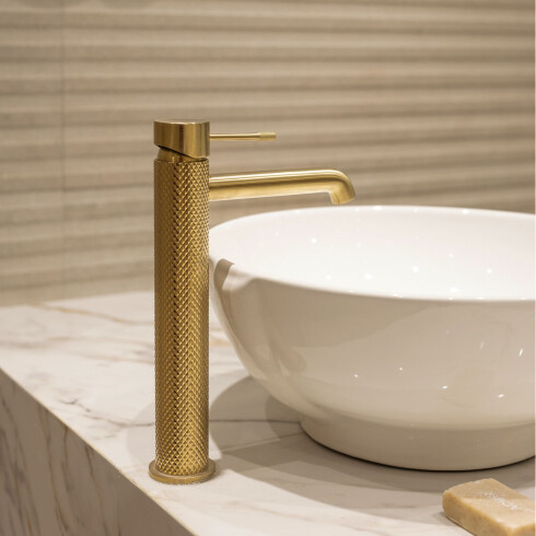 Griferia Lavatorio Alto Cuerpo Labrado En Oro Cepillado - Serie Signature DORADO-BRUSHED GOLD