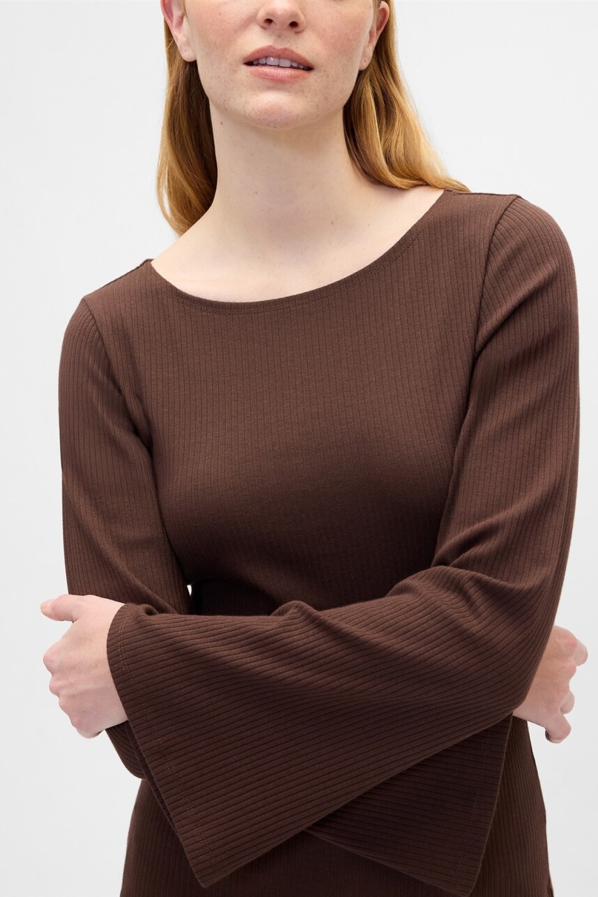 Remera Cuello Bote Mujer Dark Brown
