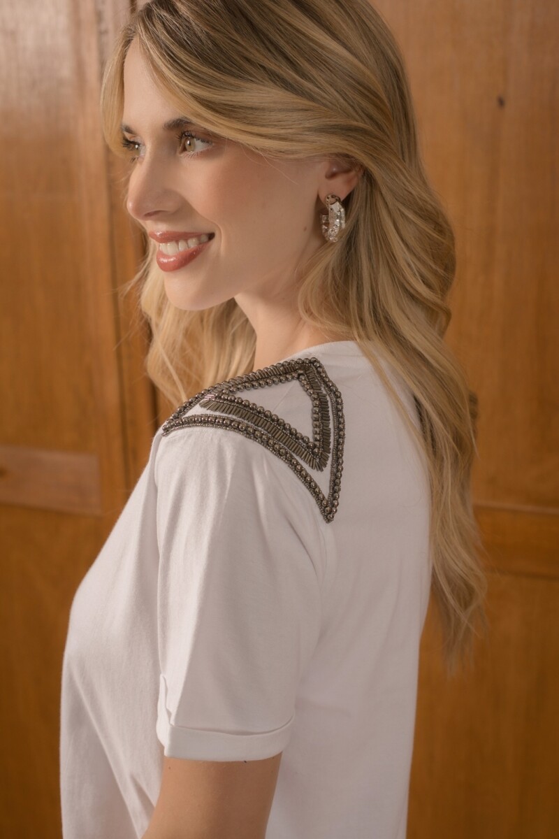 Remera con Bordado. BLANCO