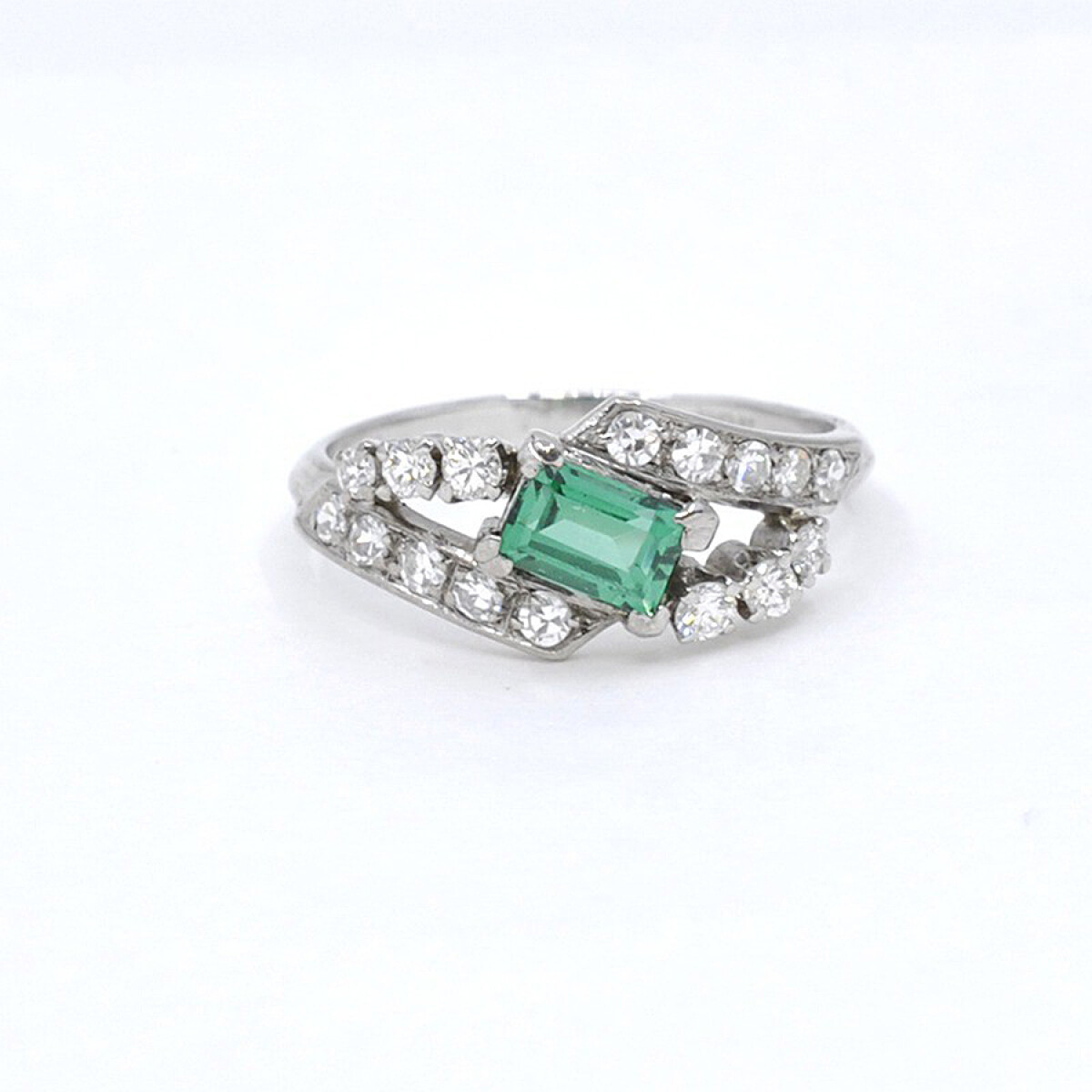 Anillo En Oro 18K, Brillantes Y Esmeralda Central 
