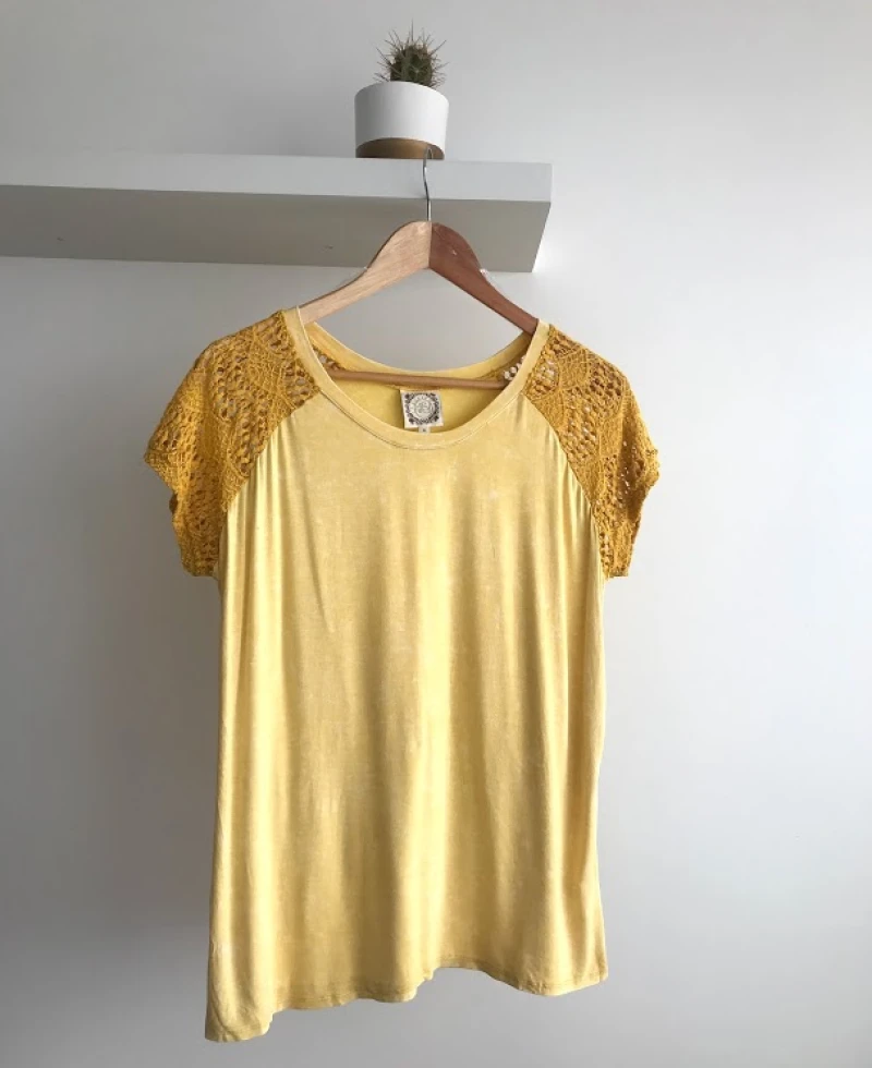 Remera con manga encaje amarillo